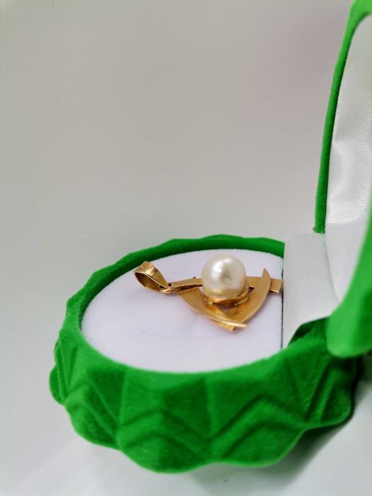 Złota zawieszka z perłą naturalną.