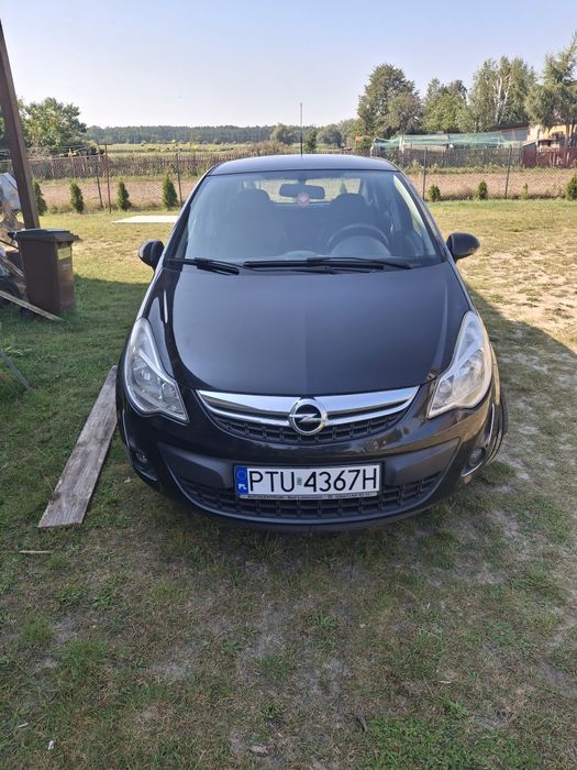 Czarny Opel Corsa 2013 rocznik