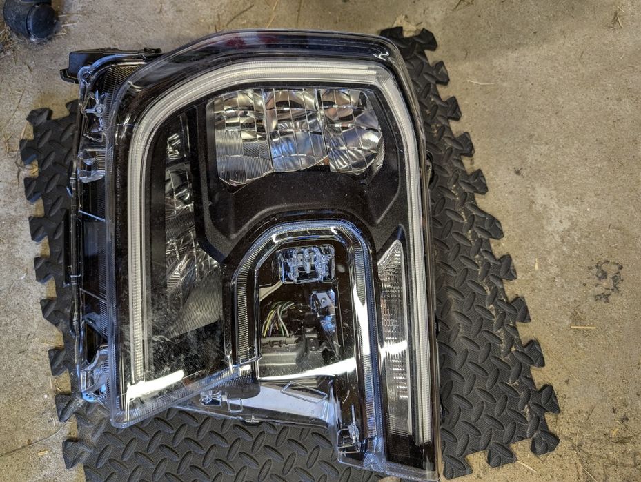 Ford RANGER WILDTRAK  2023 FULL LED reflektor przedni prawy, uszkodzon