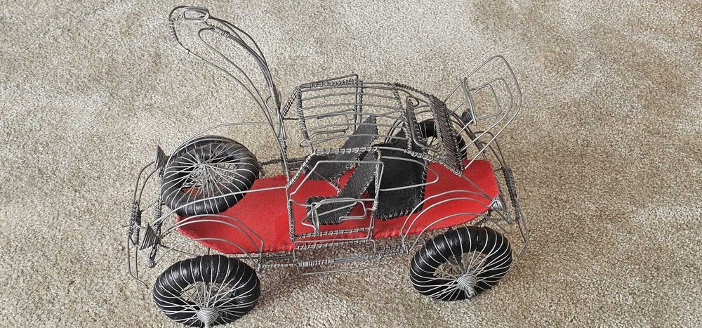 Peças de artesanato em arame, couro e madeira