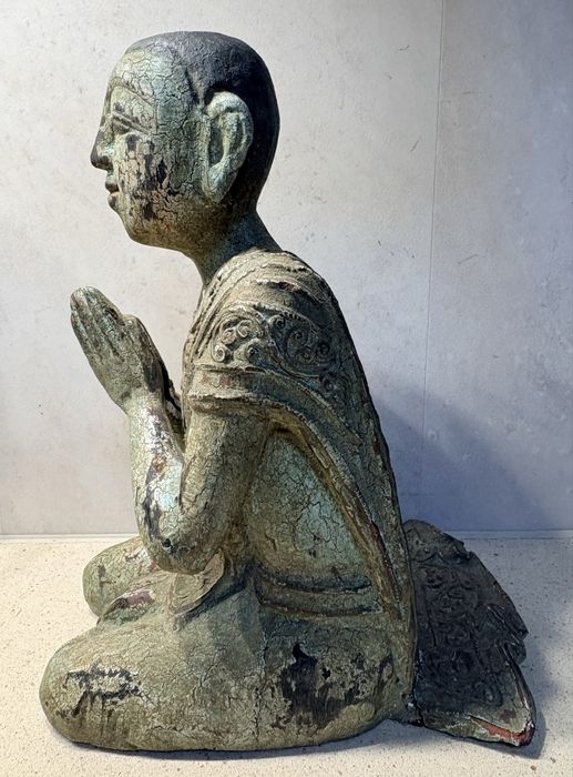 Antiga escultura de um Buda da Birmania em madeira