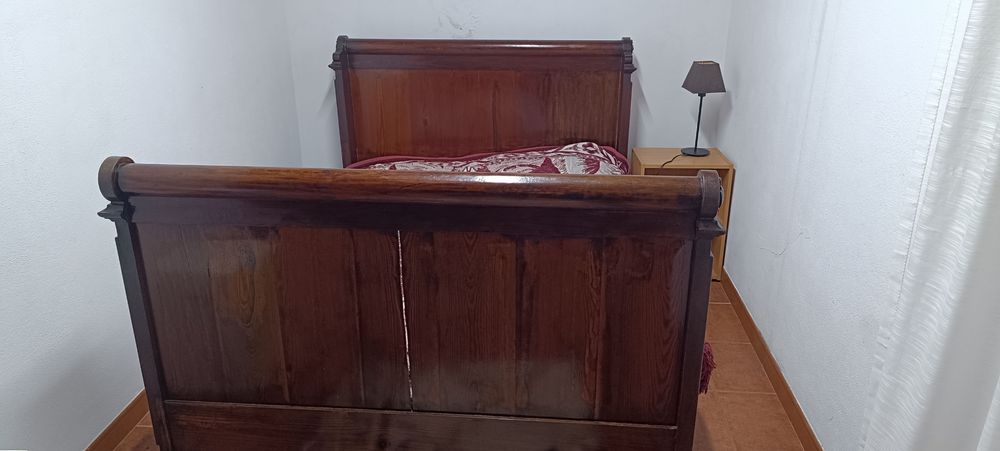 Cama antiga em excelentes condições