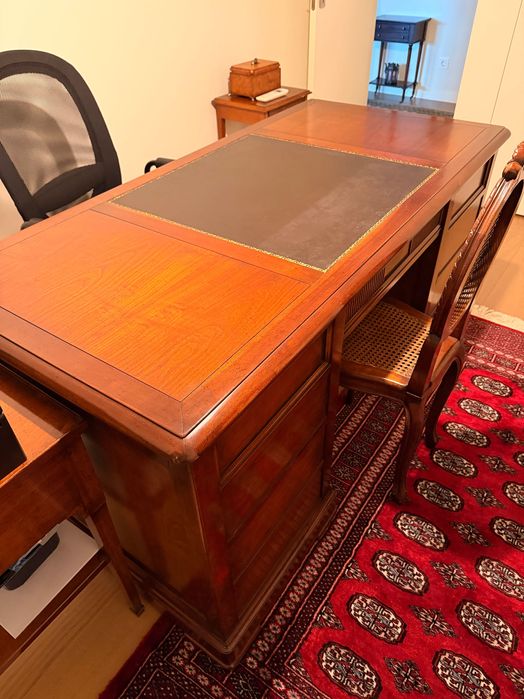 secretária clássica de estilo inglês em mogno com tampo de couro verde