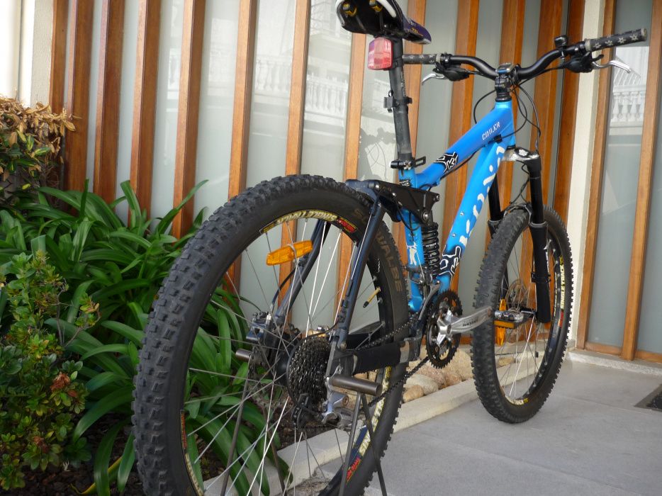 Kona Coiler e Capacete Specialized