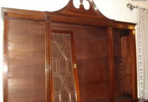 Móvel e mesa de sala de jantar