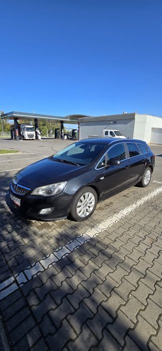 Czarny Opel Astra