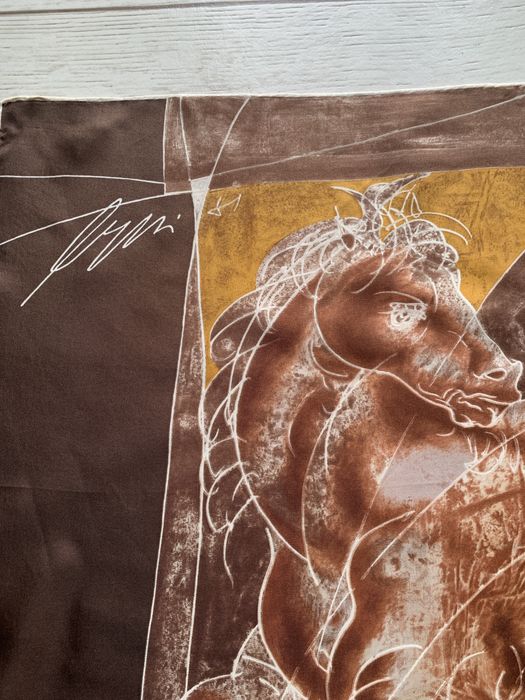 Jedwabna apaszka o bardzo dynamicznym artystycznym wzorze -motyw koni