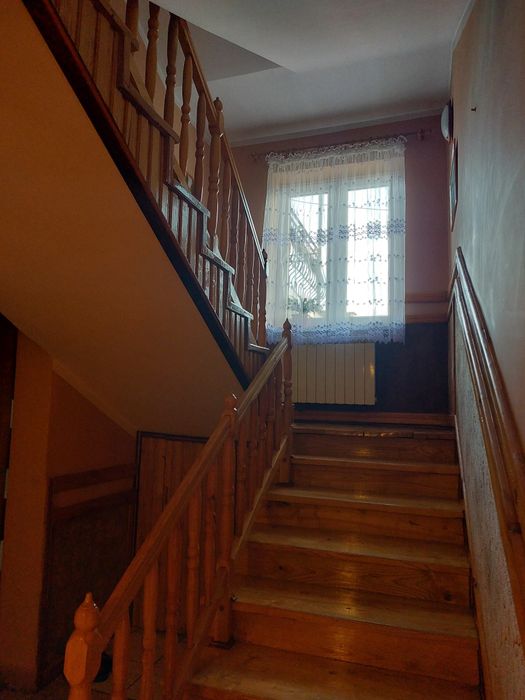 Schody jesionowe z balustradą kompletne. Trepy 34 szerokie 110 długie.