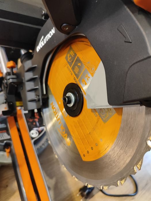Piła ukosowa z posuwem Evolution SMS-DB 2000w, tarcza 255mm, 2025r
Pi