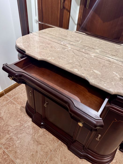 Móvel aparador em madeira maciça com espelho