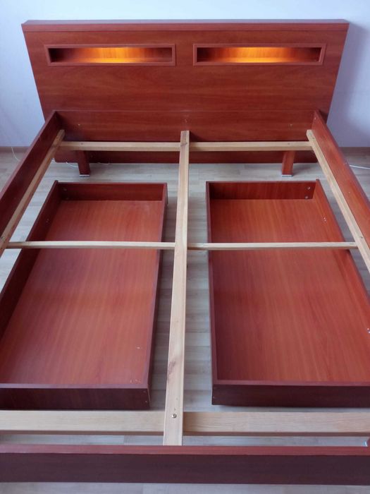 sprzedam łóżko 160 cm x 200cm z oświetleniem i 2 szufladami bez materaca, z regulowanymi wkładami,  uszkodzone przy rozbiórce