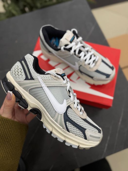Оригінальні кросівки Nike Zoom Vomero 5 FN7649-110