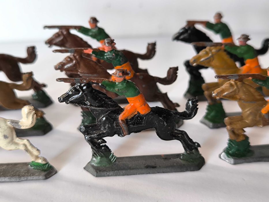 9 Soldados / Bonecos Chumbo RADAR ? - 4cm - Soldadinho a Cavalo