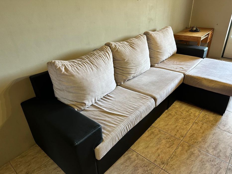 Sofá de 3 lugares + Chaise Long (Pufe) – Excelente Estado