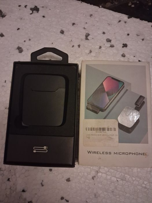 bezprzewodowy mikrofon krawatowy przeznaczony do smartfonów, często ko