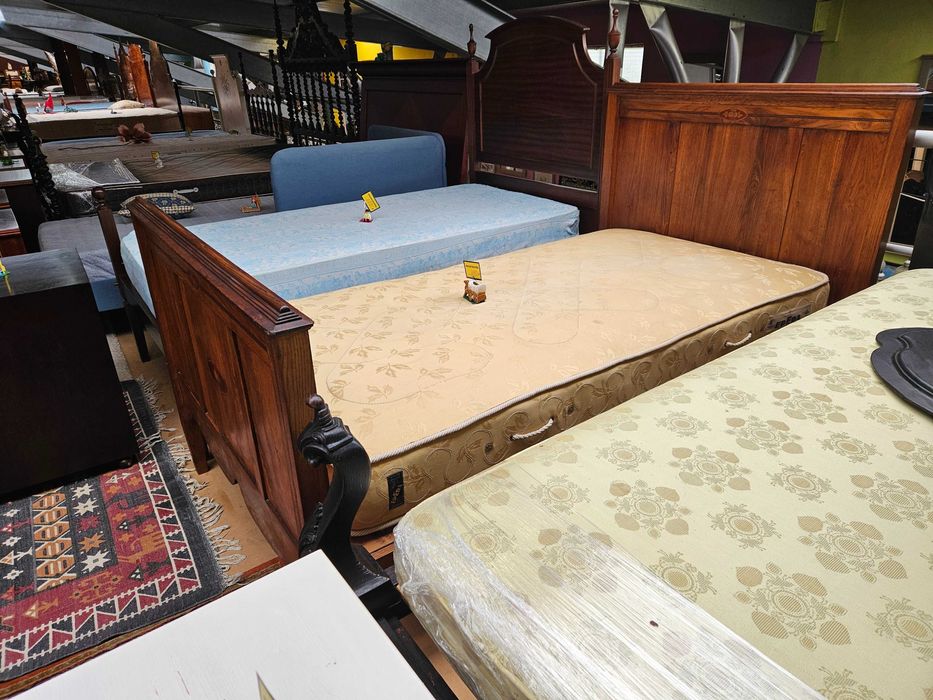 Cama antiga com estrado e colchão - Bom estado geral