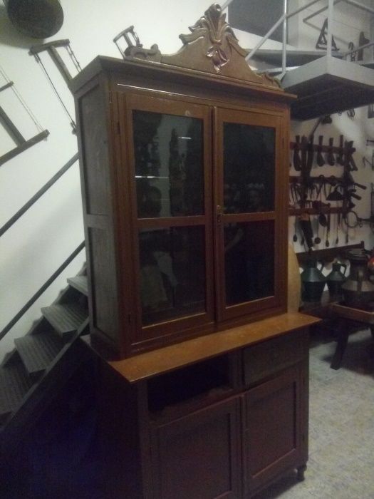 mesas e armários antigos