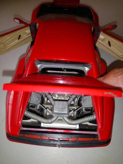 Miniatura Ferrari 348, escala 1/18