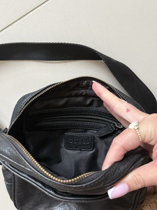 Torba na ramię GUESS listonoszka czarna skórzana zapinana na zamek