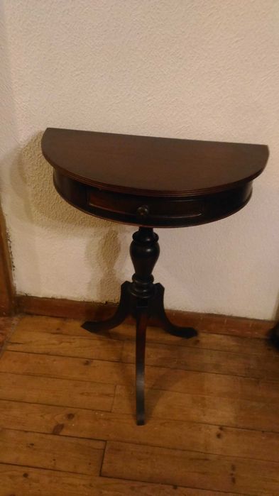 Mesa  em madeira de mogno. Bom estado