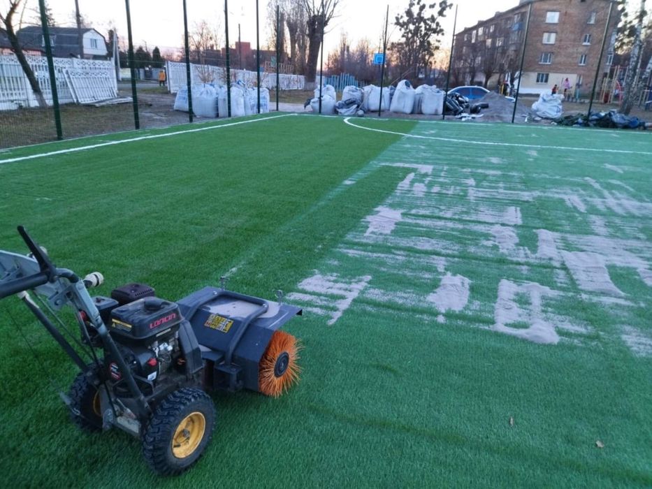 Щітка для вичухування полів футбольних, прибирання майданчиків