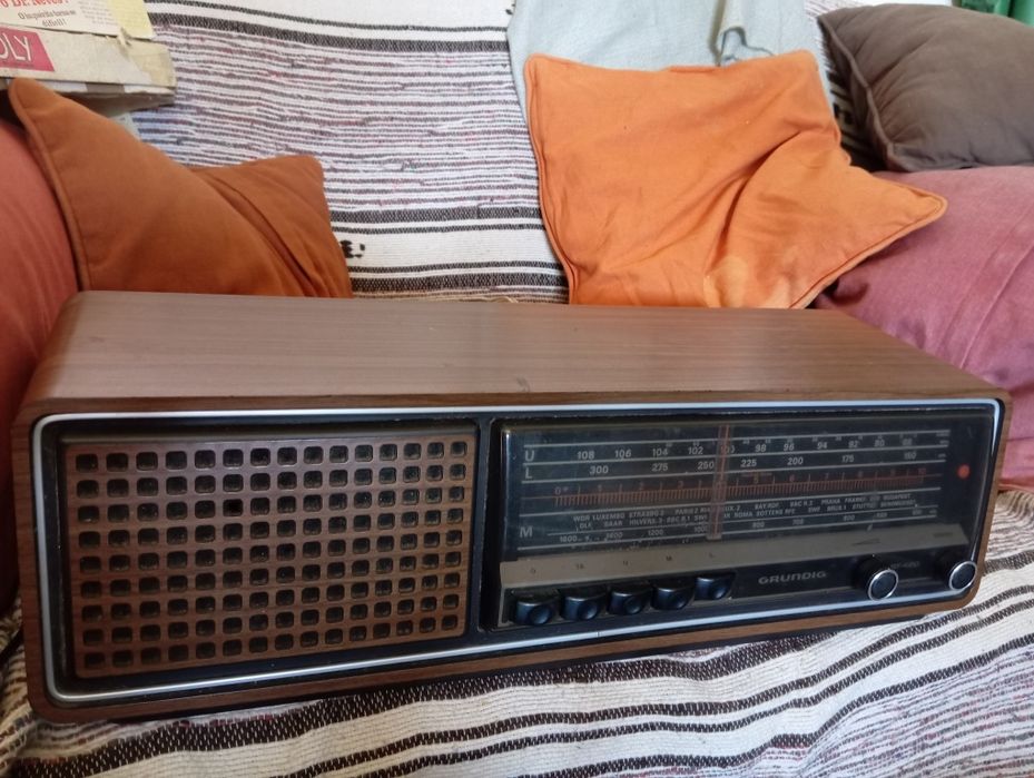 Radio antigo Grundig RF420