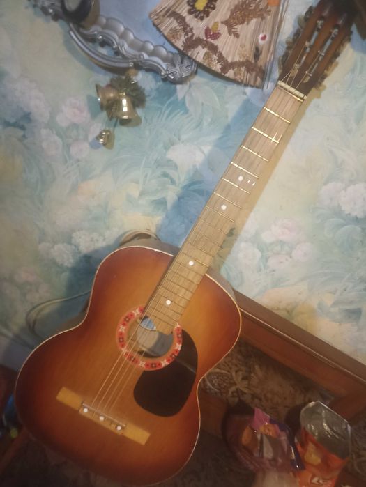 акустична добра шестиструнна гітара