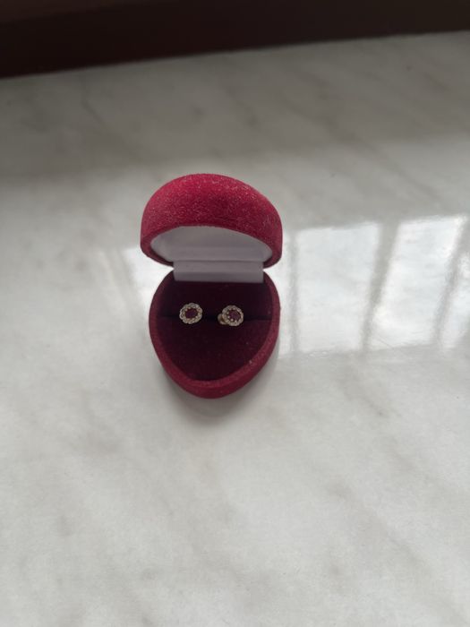 Продам серьги пусеты золотые , Zarina, рубин , бриллианты 40 000 грн .