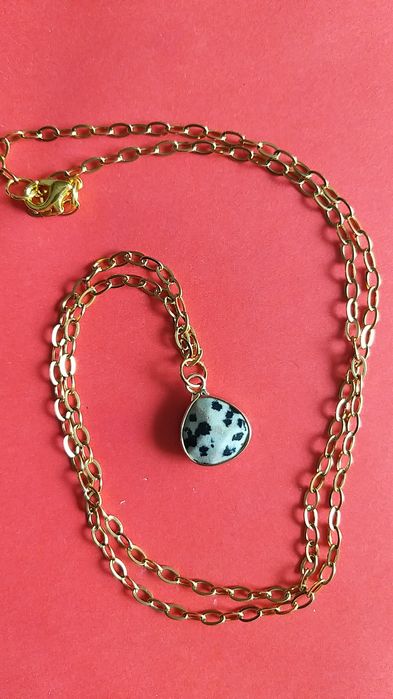 Wisiorek z kamienia jaspis dalmatynski.