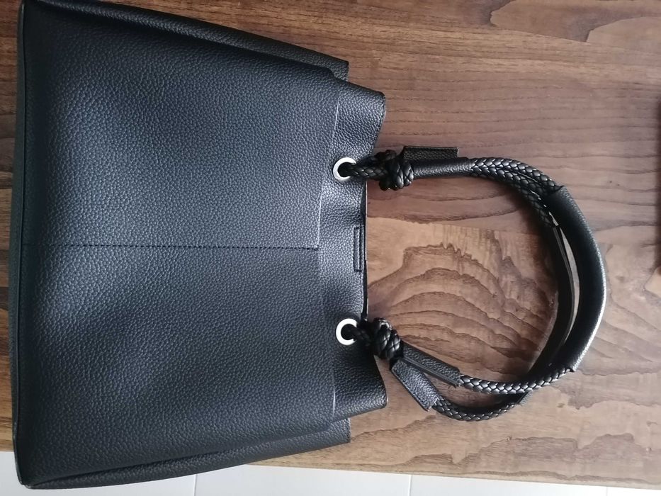 Mala preta com várias bolsas