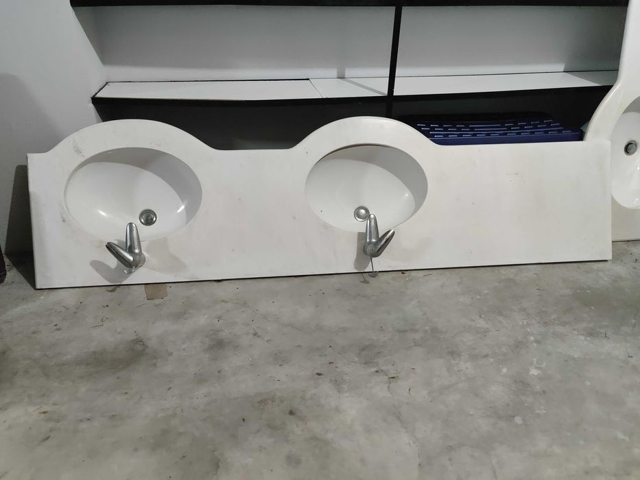 Lavatório duplo Roca com torneiras Grohe