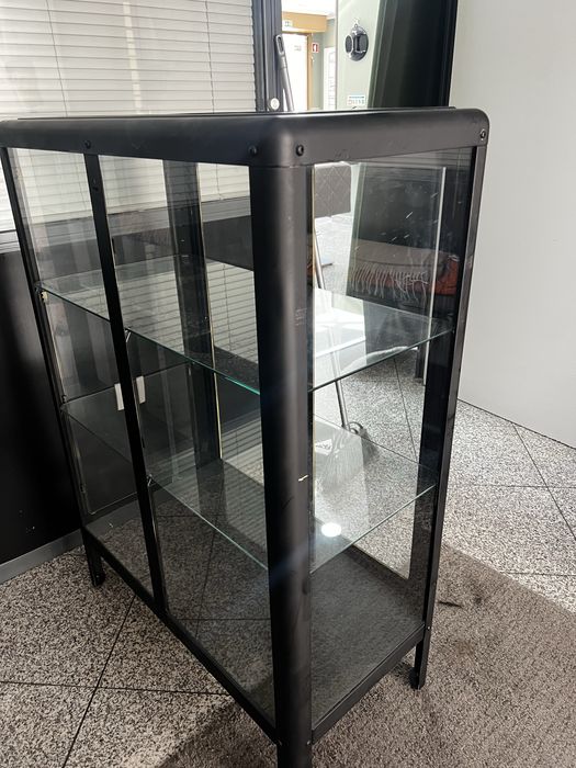 Armário preto com vitrina