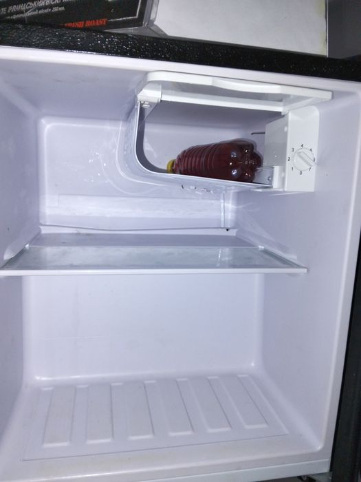 Маленький холодильник Larreti барний морозильник