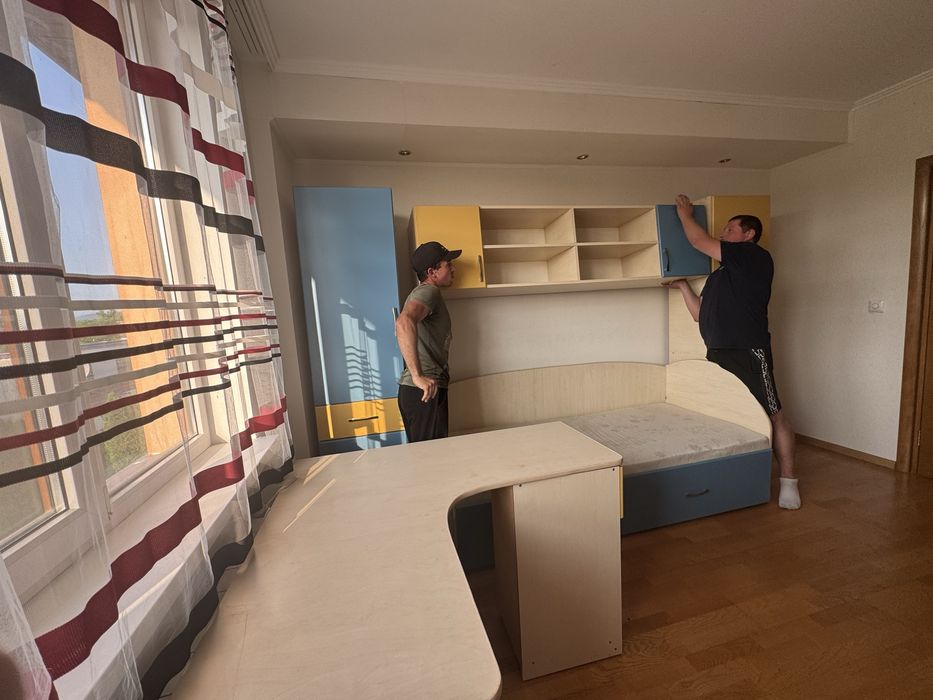 Продам комплект меблів в дитячу кімнату стан нових