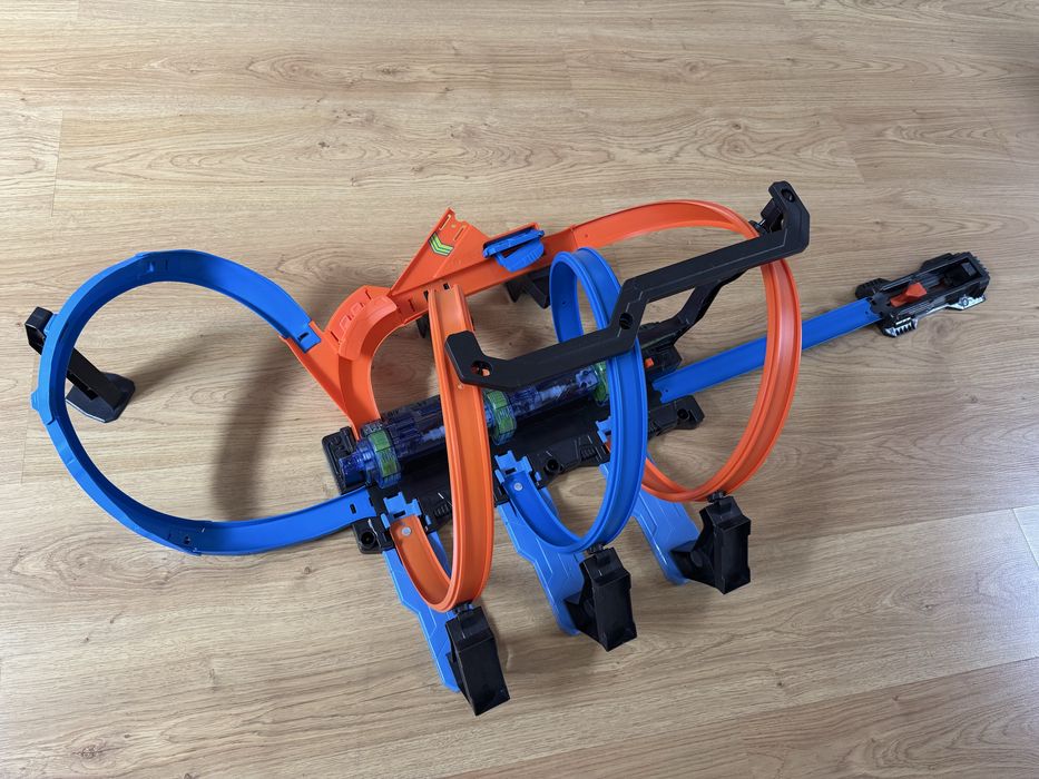 Hot Wheels Corkscrew Crash Track Set, Motorized Track with 3 Corkscrew