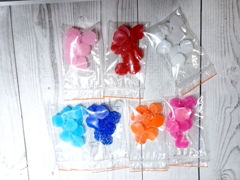 Напівнамистини різні