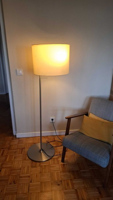 Candeeiro elegante de pé