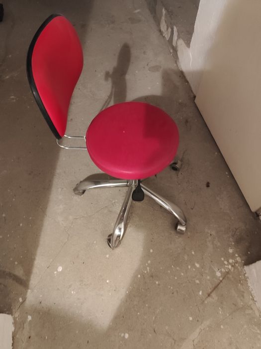 Krzesło podnoszone na kółkach