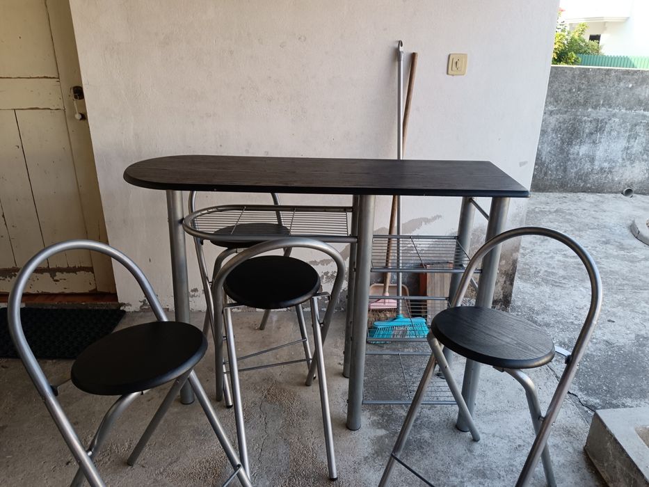 Mesa alta com 4 cadeiras