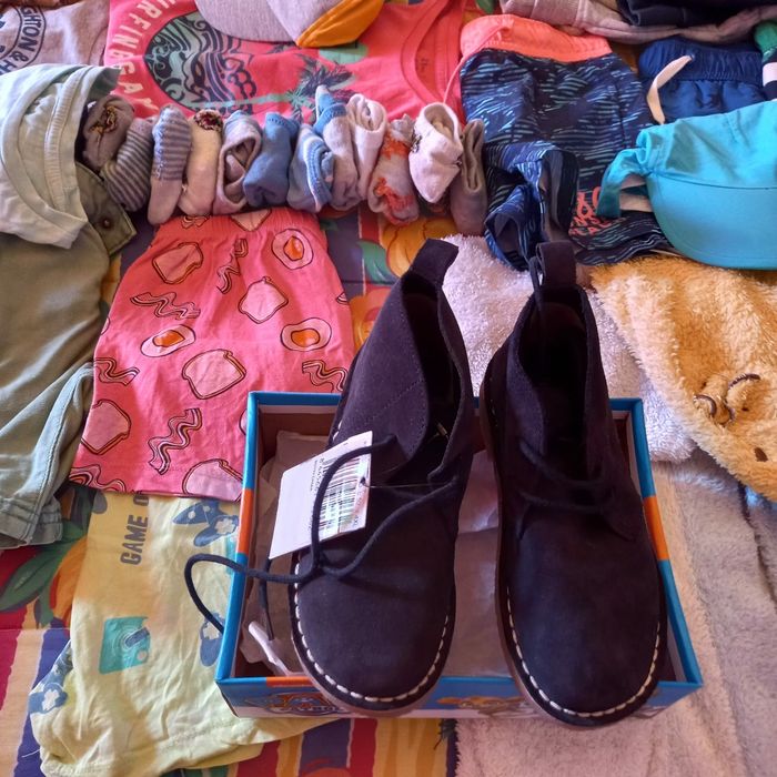 Roupa e sapatos criança entre os 3 e cinco anos