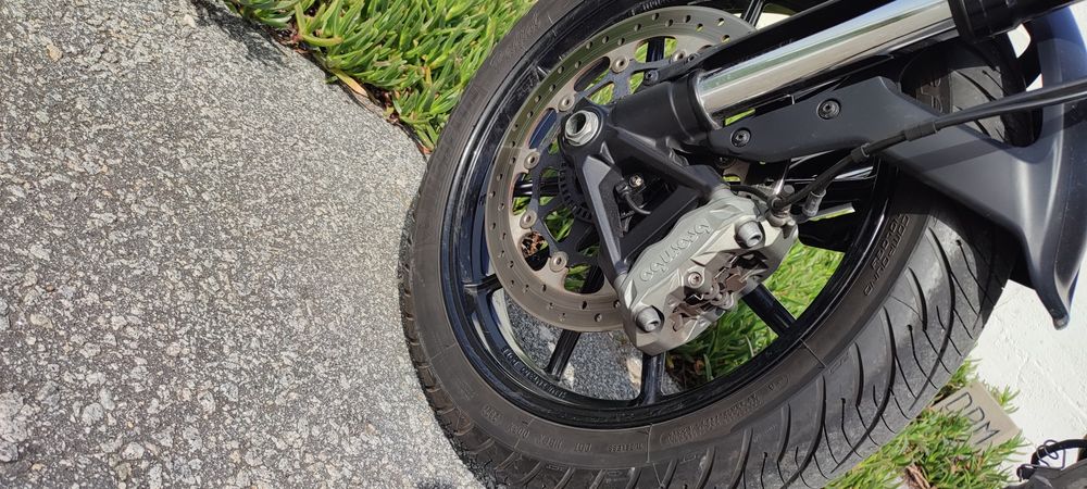 Troco mota  Ducati 800 Dark de 2022 por carro ou mota recente, clássico ou outra