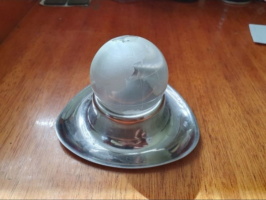 Маленький скляний глобус на підставці.