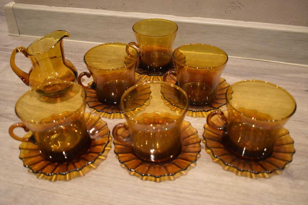 6 szklaneczek i mlecznik/dzbanuszek
