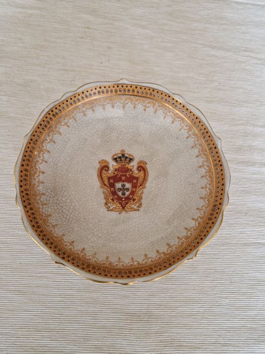 Prato decorativo. Com  brasão.