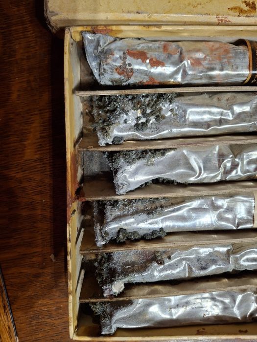 Caixa antiga com grandes bisnagas de tinta a oleo belas artes