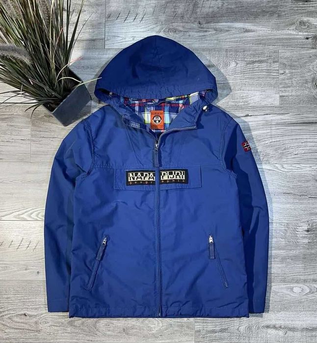 Продам ветровку напапири