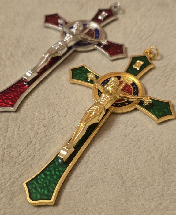 2szt. Krzyż Świętego Franciszka, nasobne, emaliowane, metalowe, nowe.