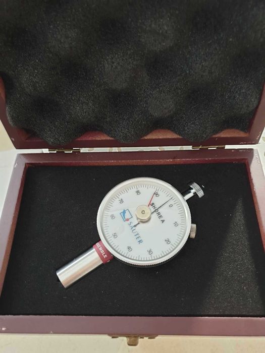 Durômetro mais suporte de bancada da marca Sauter