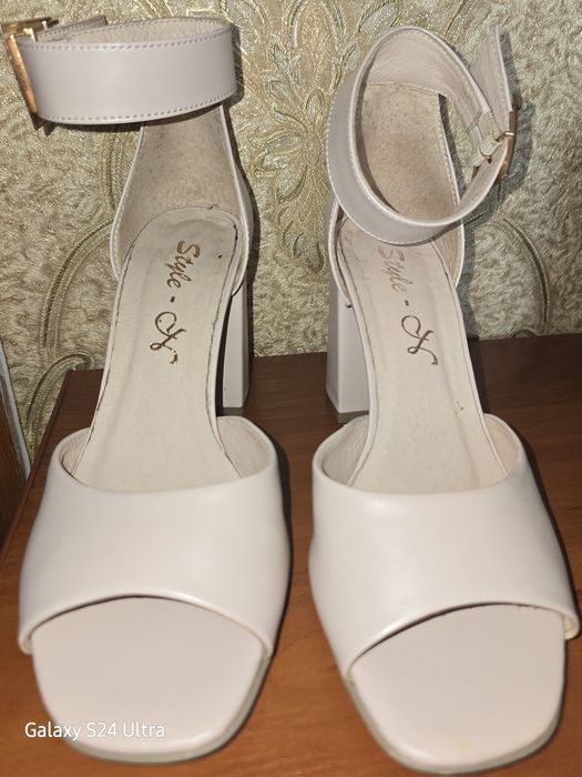 Босоніжки шкіряні бежеві