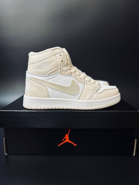 Теплые зимние кеды кроссовки Nike Jordan / светлые женские кроссовки